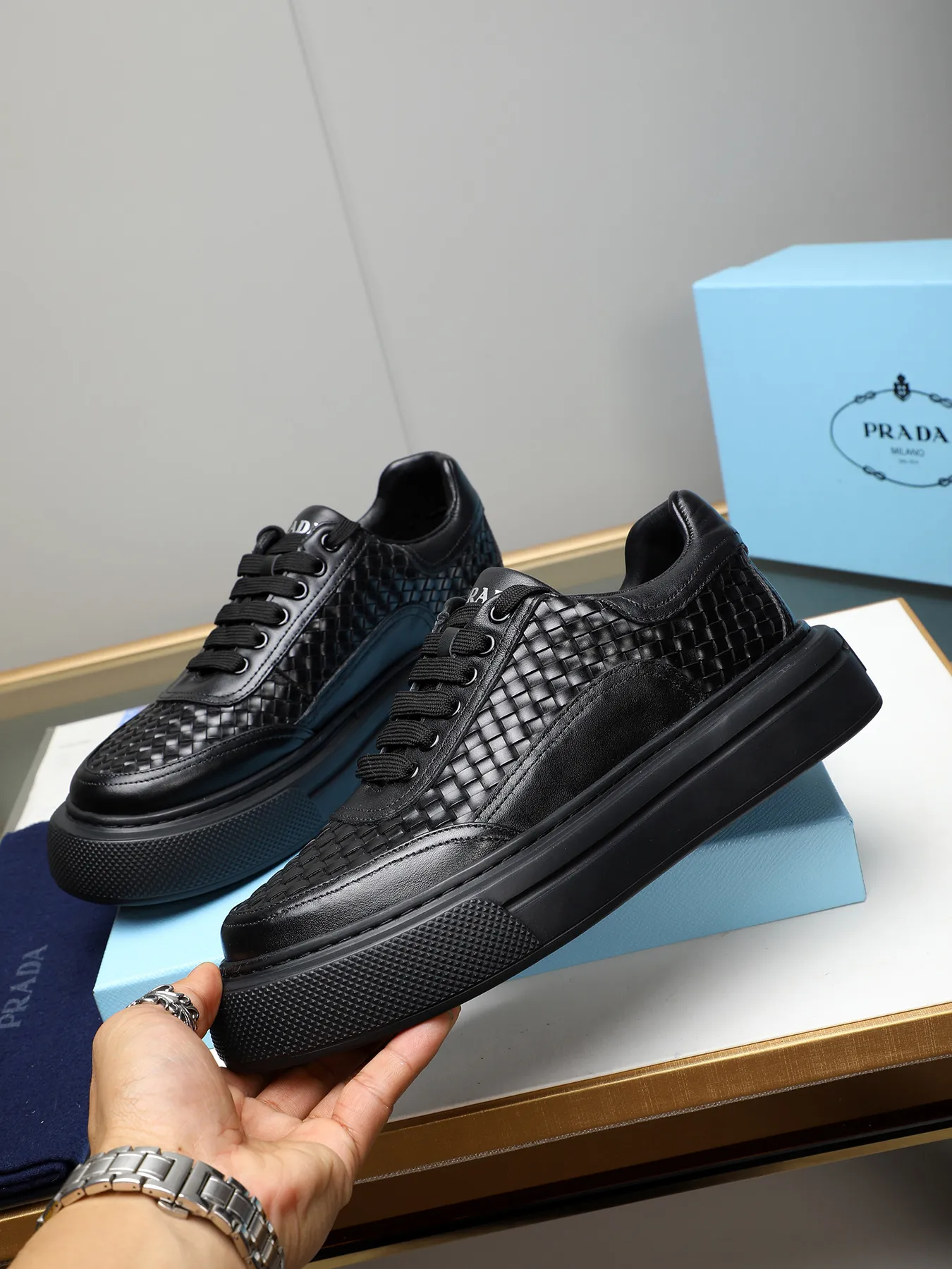 Men's shoes 💰500 Prada/Prada Men's new casual shoes, this upper is made of imported calfskin. The outside is decorated with the P family's classic metal triangle enamel logo, with cowhide lining and cowhide for the foot pads. The outsole is made of non-slip sports exclusive rubber outsole with logo, which feels good on the feet. It is a fashionable and fashionable item!  Size: 38-44 (45 customized)